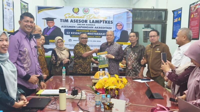 Asesor LAM PTKes Menyerahkan Berita Acara kepada Kaprodi M.Kes