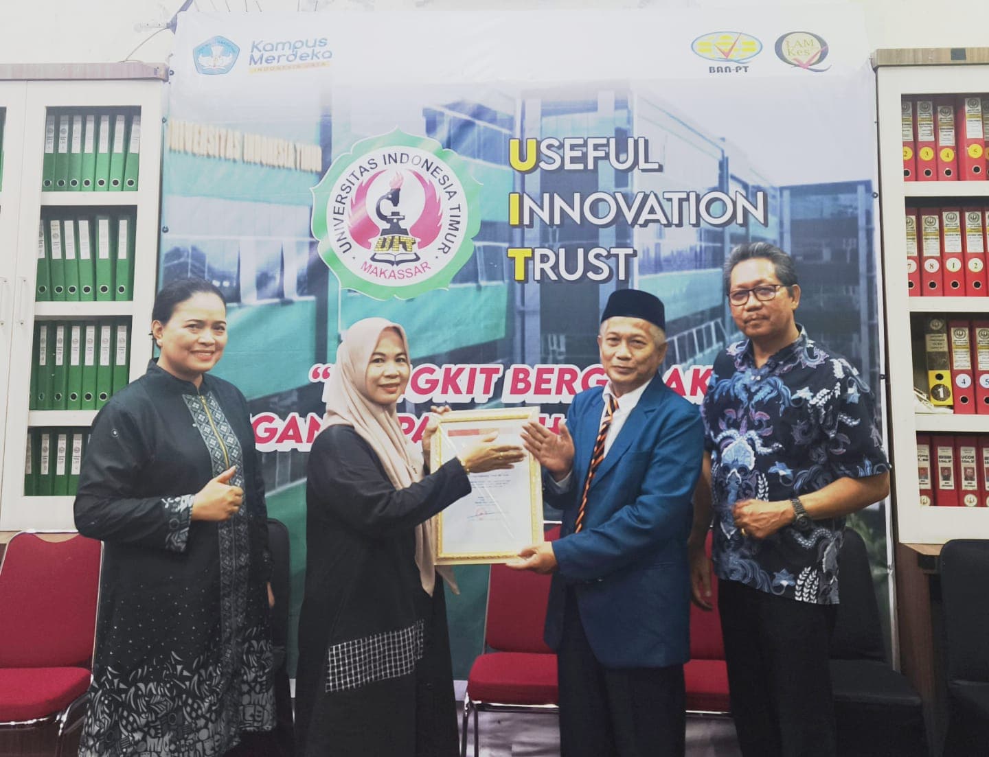 Rutin Gelar Donor Darah, UIT Makassar Sabet Penghargaan Kemanusiaan dari PMI Sulsel